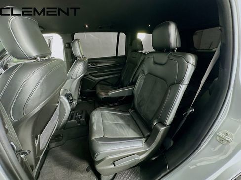 Used 2023 Jeep Grand Cherokee L Laredo image 32