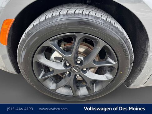 Used 2025 Chrysler Pacifica Limited image 5