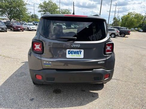 Used 2017 Jeep Renegade Latitude w/ Popular Equipment Group AWD/4WD image 4