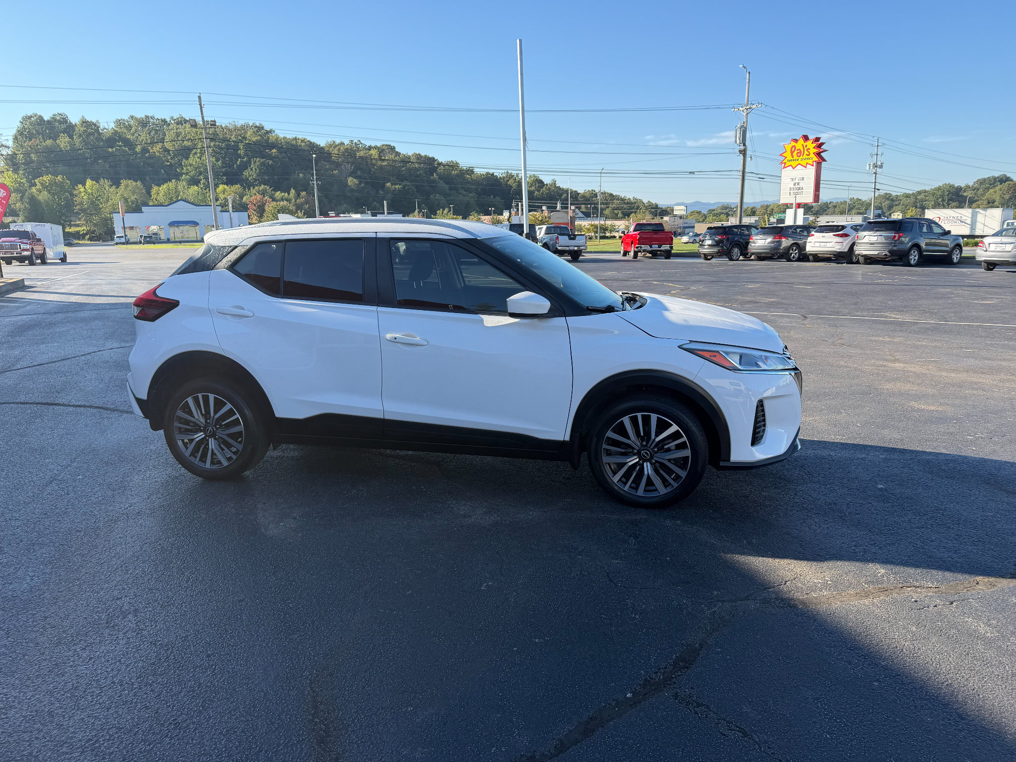 Used 2024 Nissan Kicks SV FWD image 3