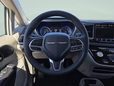 Used 2024 Chrysler Pacifica Touring-L image 19