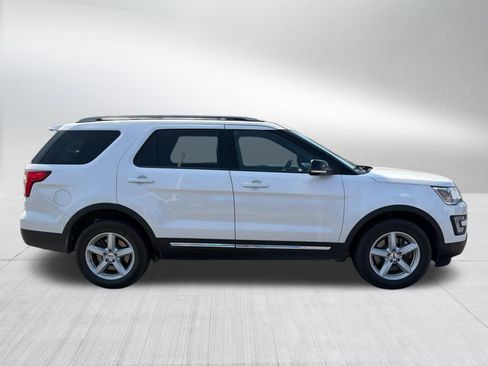 Used 2017 Ford Explorer XLT w/ Equipment Group 202A AWD/4WD image 4