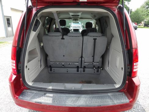Used 2010 Chrysler Town & Country Touring w/ Entertainment Group #2 FWD image 7
