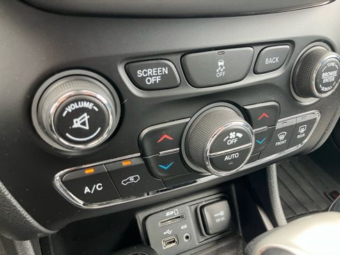 Used 2014 Jeep Cherokee Limited AWD/4WD image 20