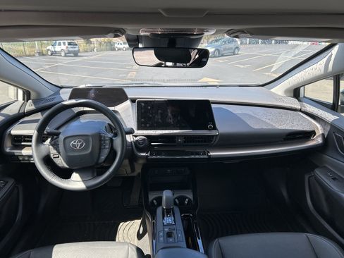 Used 2025 Toyota Prius XLE image 5