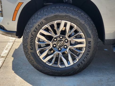 Used 2026 Chevrolet Tahoe Z71 w/ Comfort Package AWD/4WD image 10
