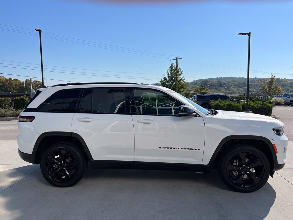 Used 2023 Jeep Grand Cherokee Altitude AWD/4WD image 23