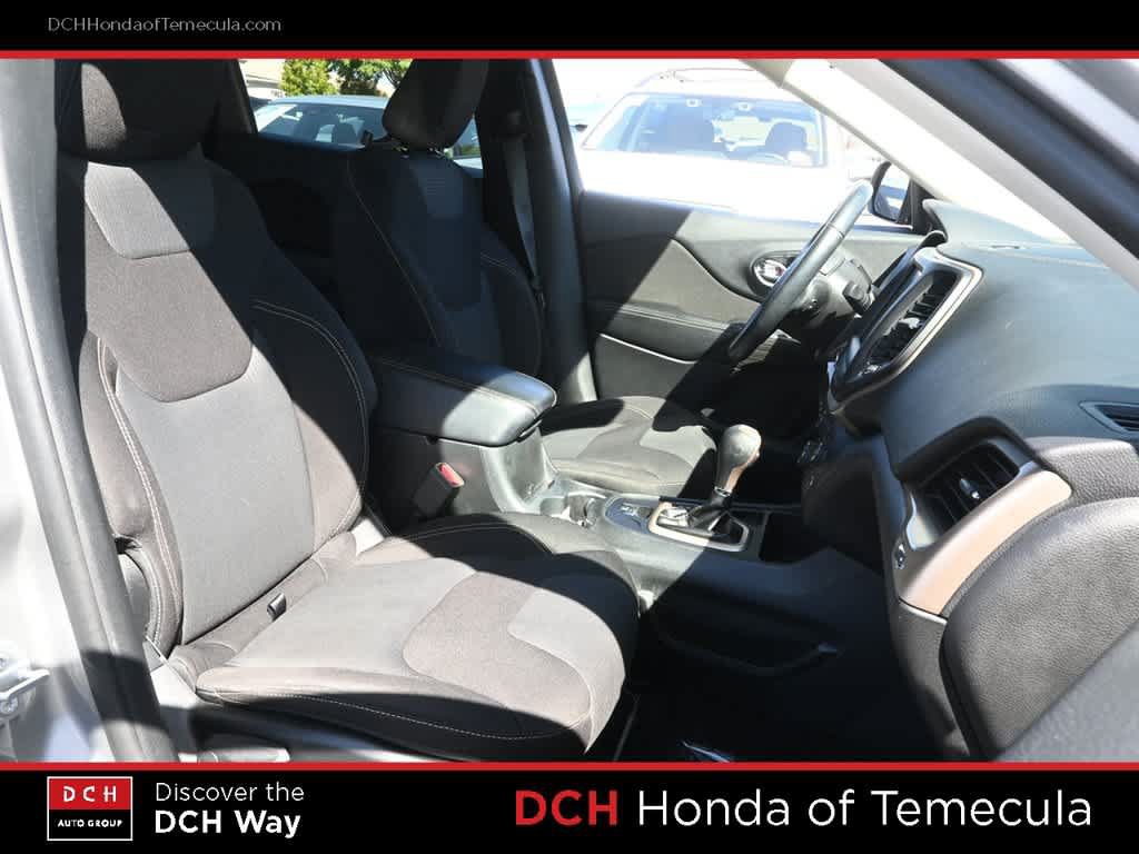 Used 2017 Jeep Cherokee Latitude w/ Safety/Convenience Group FWD image 21