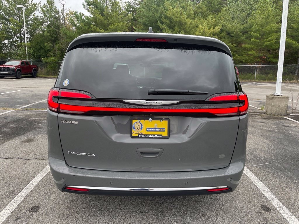 Used 2025 Chrysler Pacifica Select FWD image 4