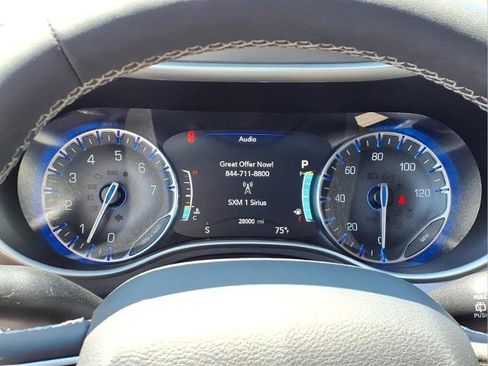 Used 2023 Chrysler Pacifica Touring-L FWD image 17