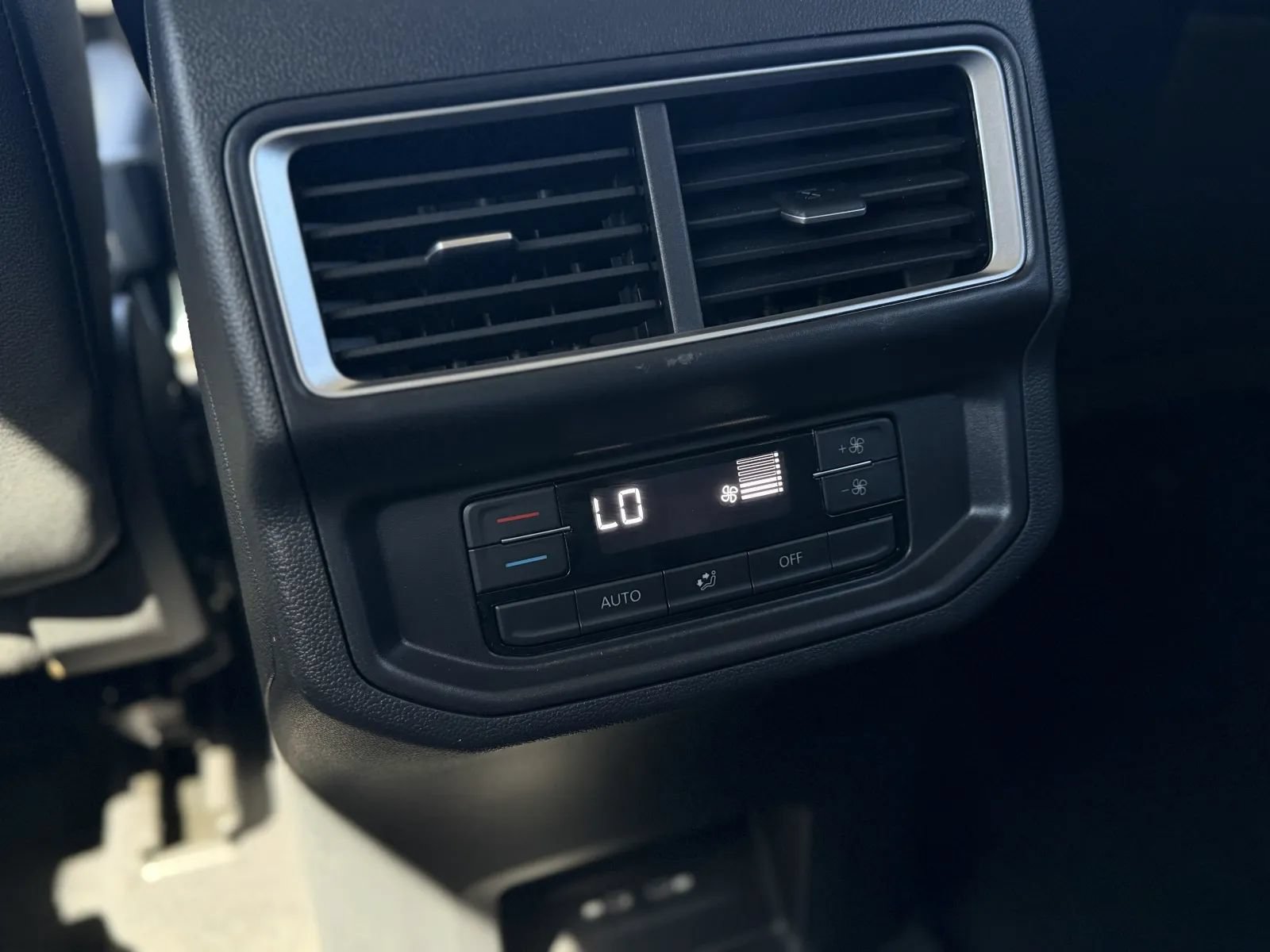 Used 2025 Volkswagen Atlas SE FWD image 40