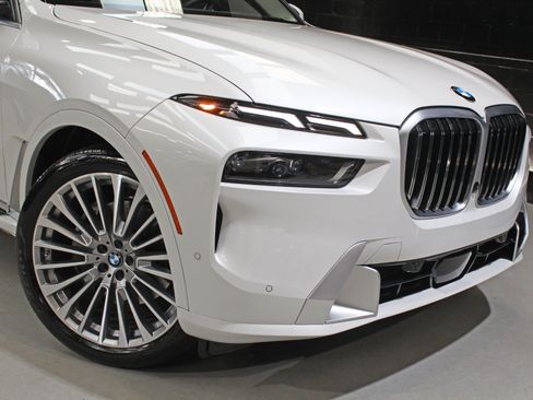 Used 2025 BMW X7 xDrive40i AWD/4WD image 8