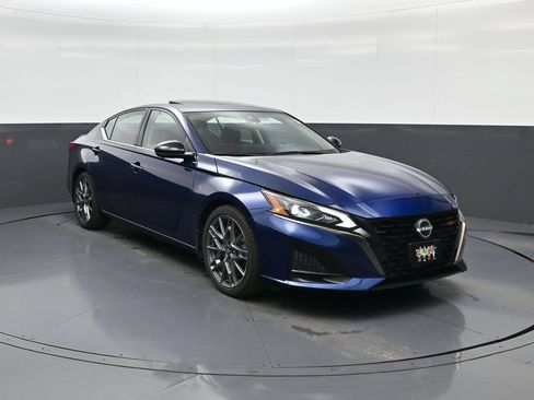 Used 2024 Nissan Altima 2.0 SR FWD image 1
