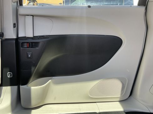 Used 2023 Chrysler Pacifica Limited image 33