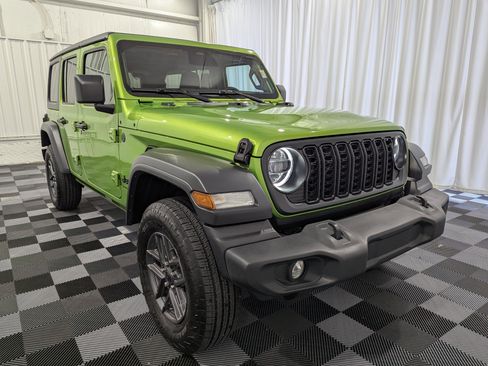 Used 2025 Jeep Wrangler Unlimited Sport AWD/4WD image 5