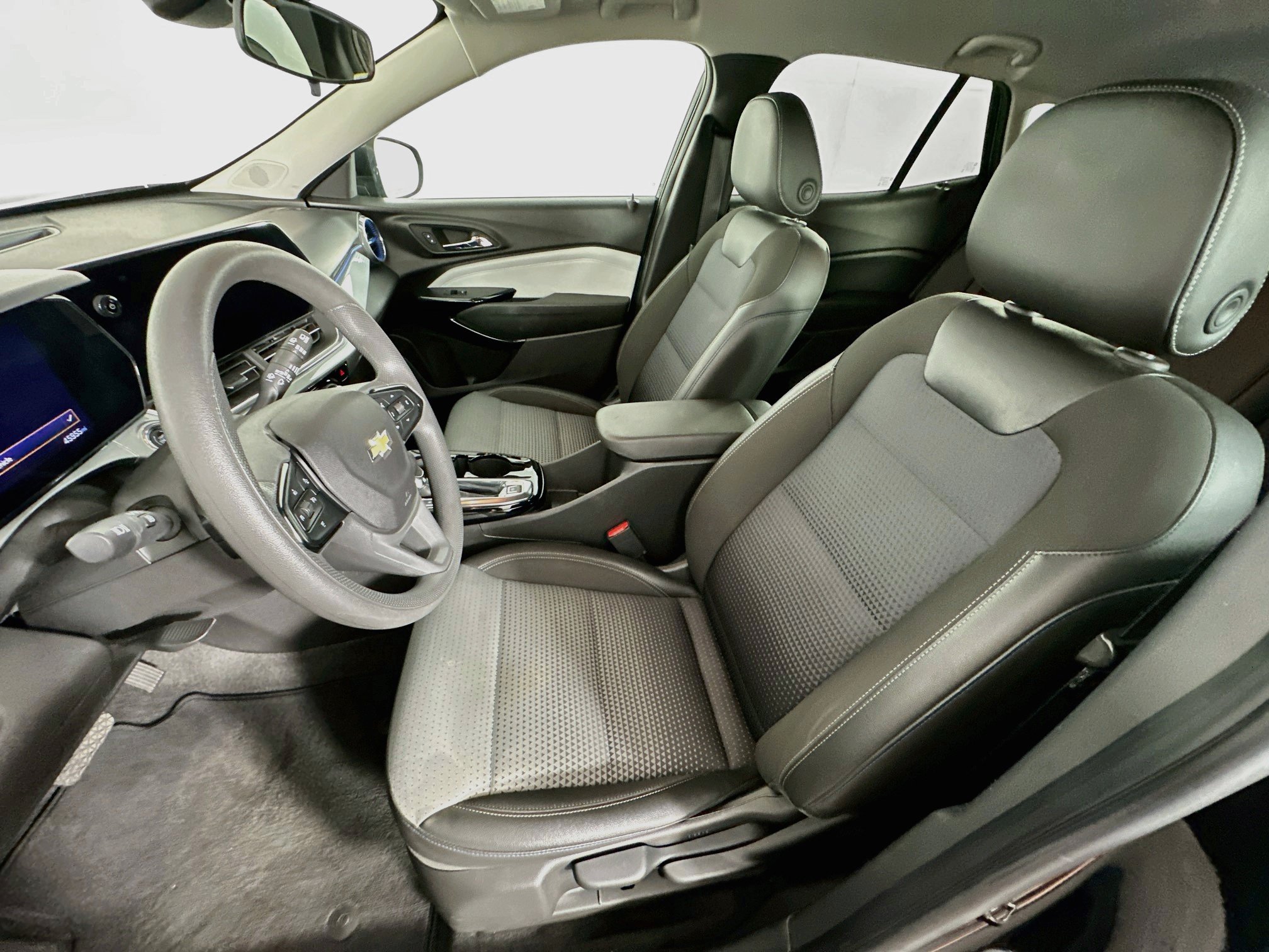Used 2025 Chevrolet Trax LT FWD image 13