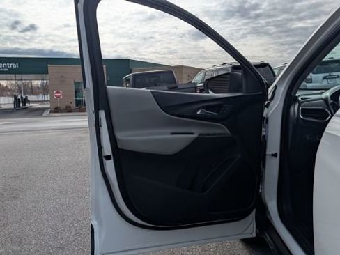 Used 2021 Chevrolet Equinox LS image 28