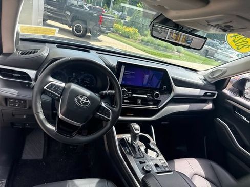 Used 2024 Toyota Highlander Platinum AWD/4WD image 30