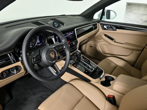 New 2025 Porsche Macan image 4
