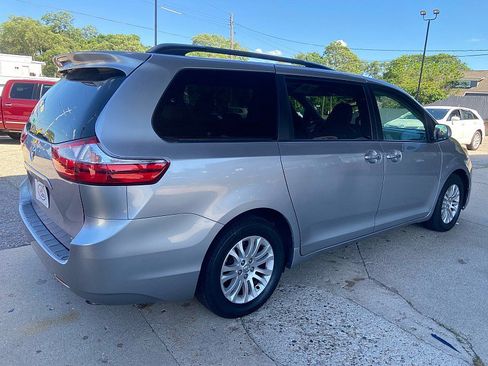 Used 2017 Toyota Sienna XLE FWD image 4