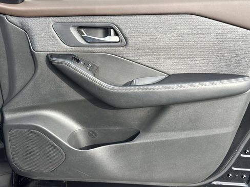 Used 2023 Nissan Rogue SV image 18