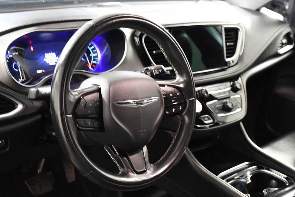 Used 2022 Chrysler Pacifica Limited w/ Uconnect Theater Family Group FWD image 13
