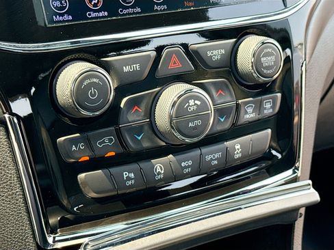 Used 2020 Jeep Grand Cherokee Altitude AWD/4WD image 11