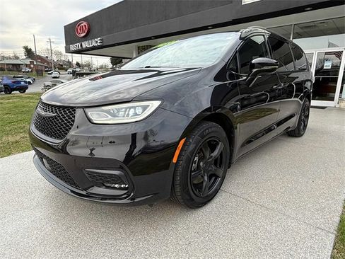 Used 2021 Chrysler Pacifica Touring w/ Uconnect Theater Family Group image 23