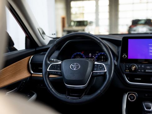 Certified 2024 Toyota Grand Highlander Platinum AWD/4WD image 14