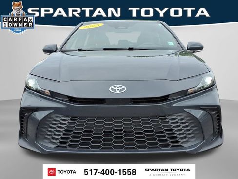 Used 2025 Toyota Camry SE FWD image 3