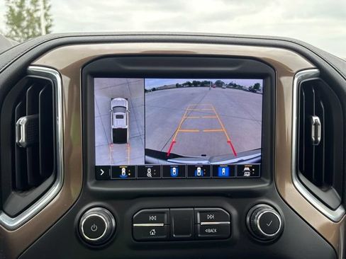 Used 2021 Chevrolet Silverado 1500 High Country w/ Technology Package AWD/4WD image 8