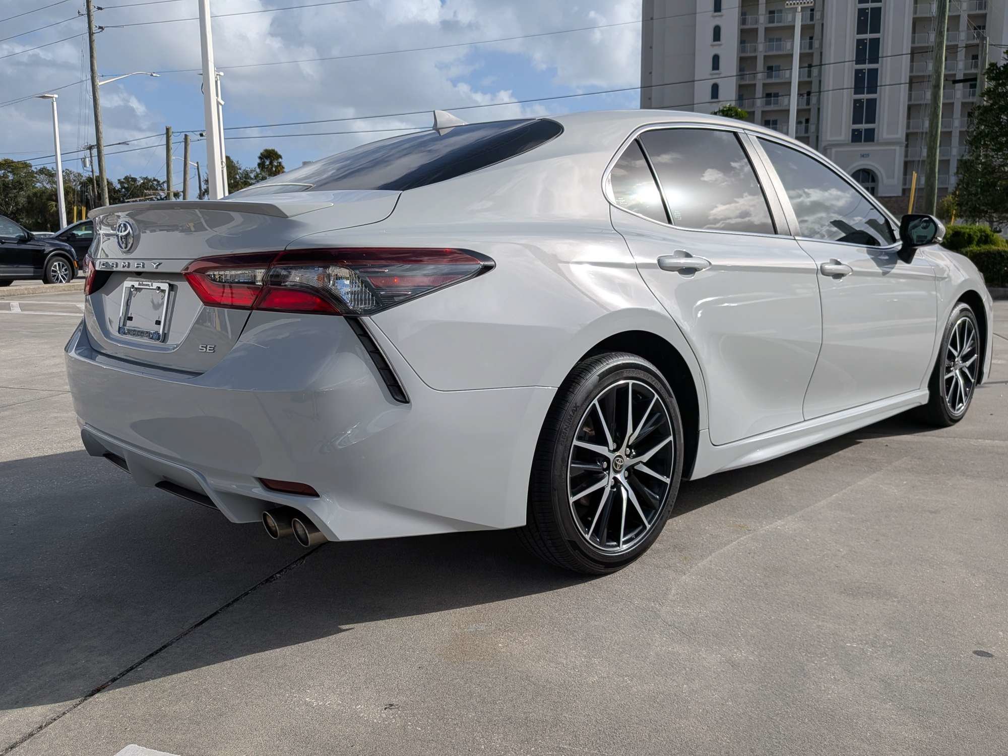 Used 2022 Toyota Camry SE FWD image 3