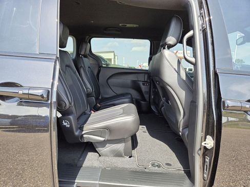 New 2026 Chrysler Pacifica Select FWD image 17