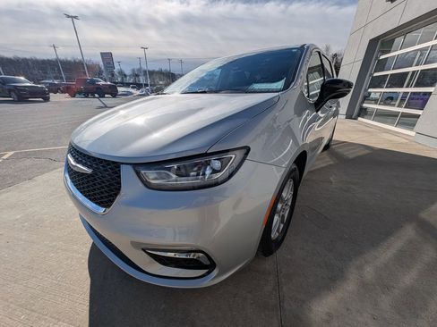 Used 2024 Chrysler Pacifica Touring-L image 8