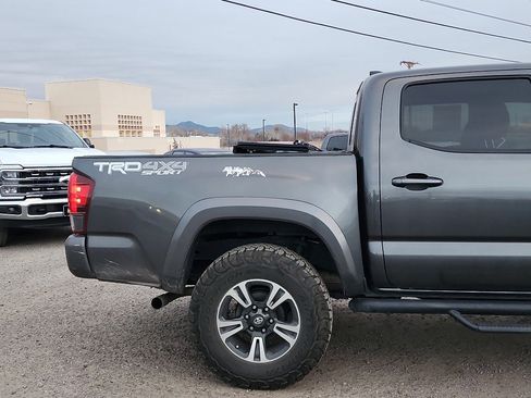 Used 2018 Toyota Tacoma TRD Sport image 6