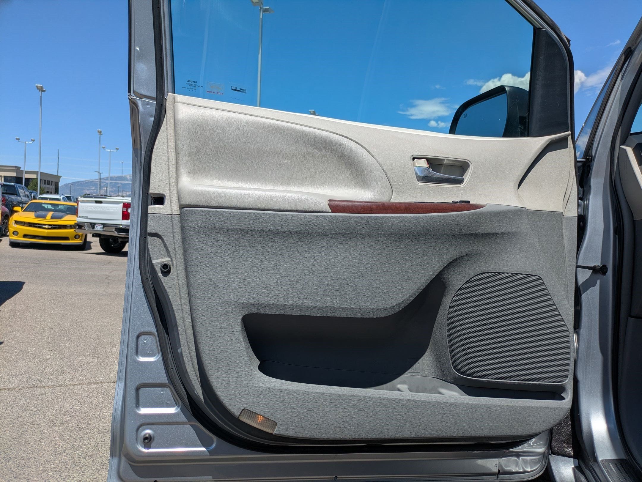 Used 2012 Toyota Sienna XLE w/ Entertainment Pkg FWD image 12