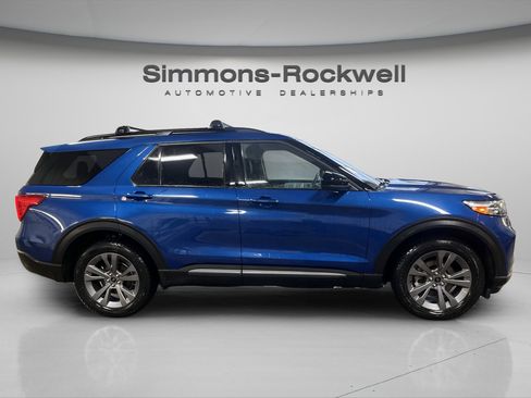 Used 2022 Ford Explorer XLT w/ Equipment Group 202A image 4