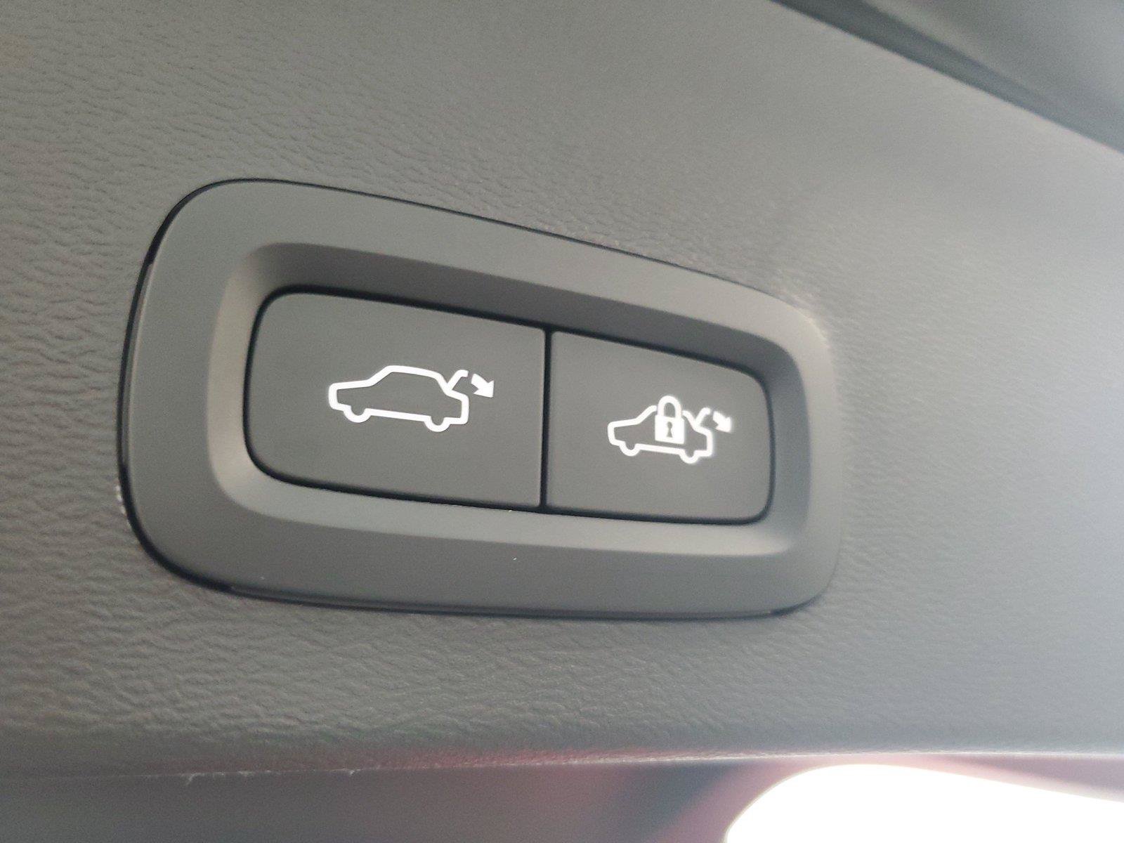 Certified 2026 Volvo XC40 B5 Plus AWD/4WD image 10