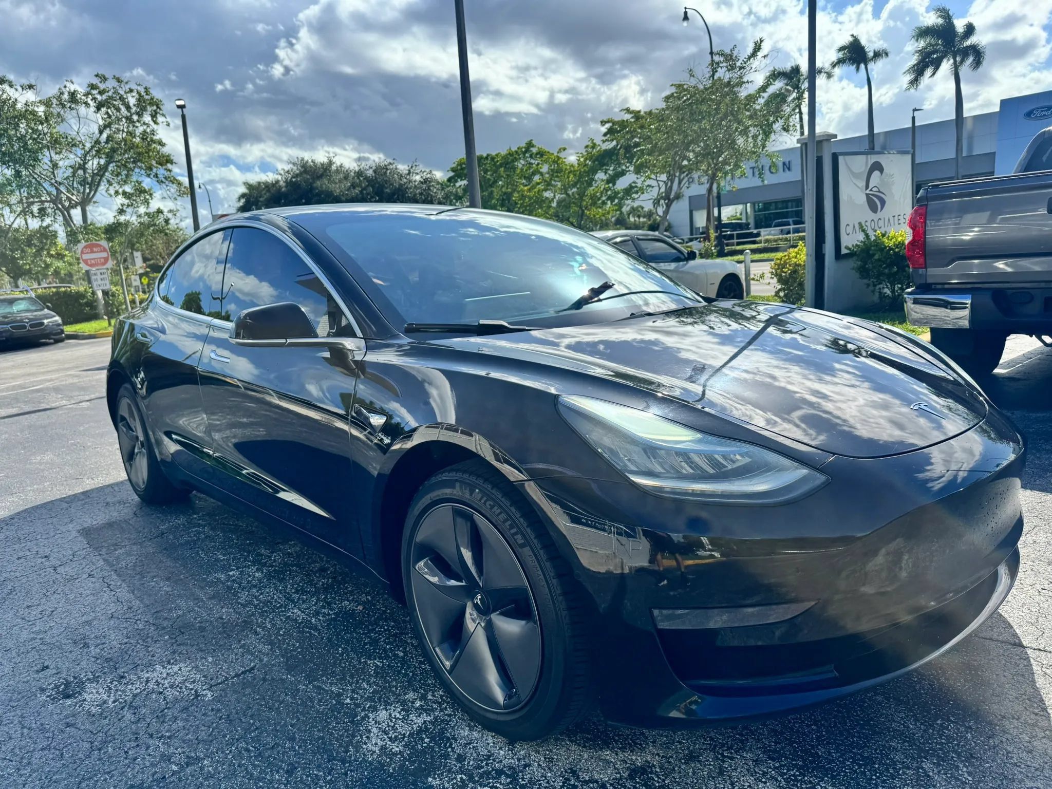 Used 2020 Tesla Model 3 Standard Range RWD image 2