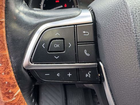 Used 2020 Toyota Highlander XLE image 22