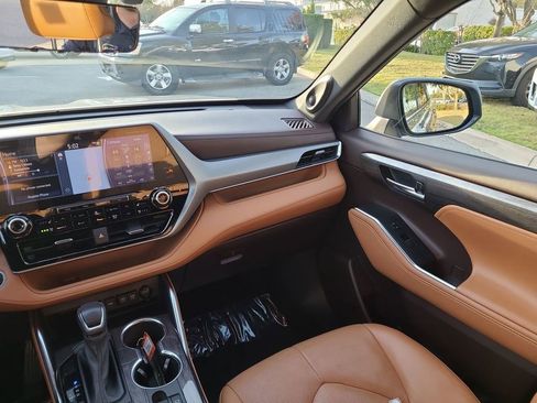 Used 2021 Toyota Highlander Platinum image 3