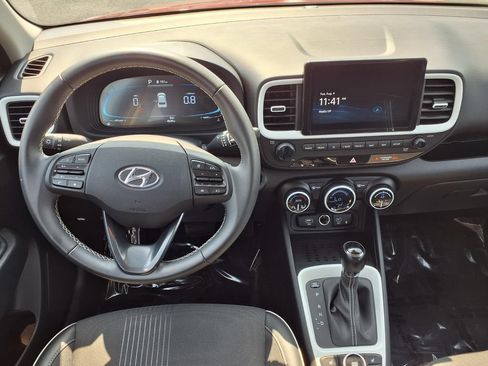 Certified 2025 Hyundai Venue Limited FWD image 9