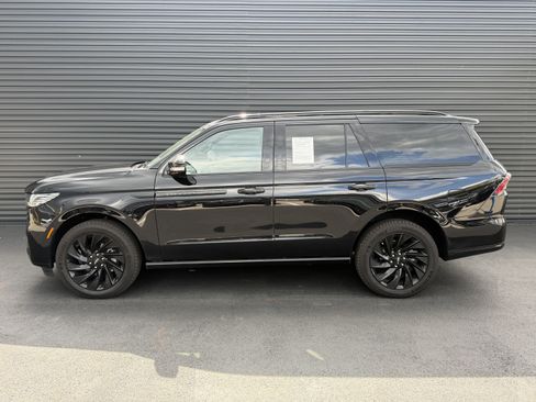 Used 2026 Lincoln Navigator Reserve w/ Jet Appearance Package AWD/4WD image 2