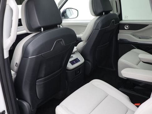 Used 2025 Lincoln Navigator L Reserve image 3