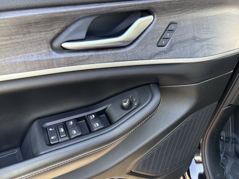 Certified 2023 Jeep Grand Cherokee Limited w/ Black Appearance Package AWD/4WD image 15