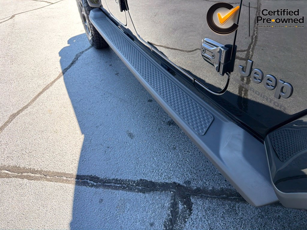 Certified 2023 Jeep Gladiator Sport AWD/4WD image 5