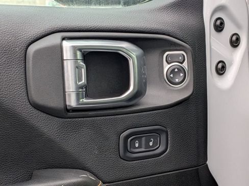 Used 2025 Jeep Wrangler Unlimited Sahara AWD/4WD image 11