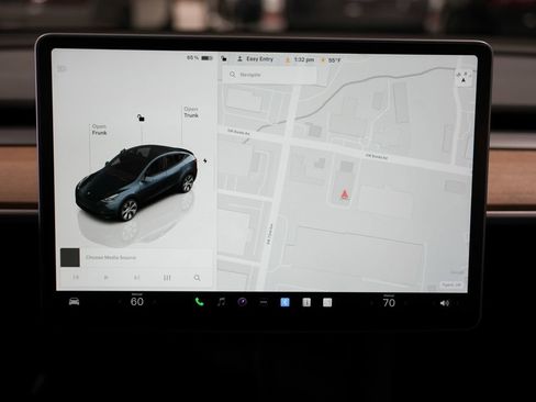 Used 2024 Tesla Model Y Long Range AWD/4WD image 19