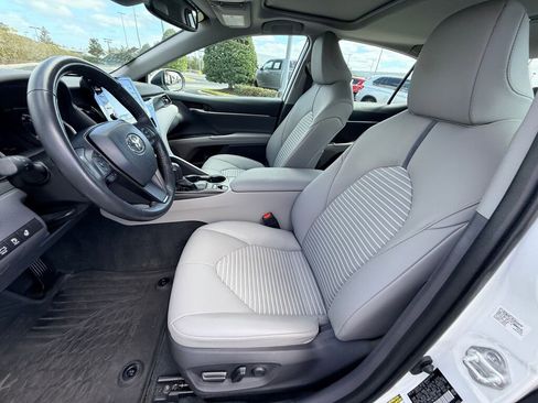 Used 2022 Toyota Camry SE w/ Cold Weather Package image 5