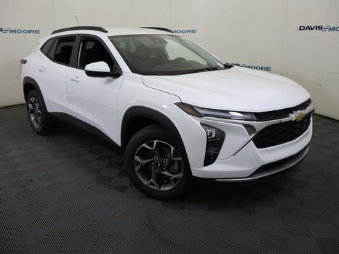 New 2026 Chevrolet Trax LT w/ LT Convenience Package FWD image 2